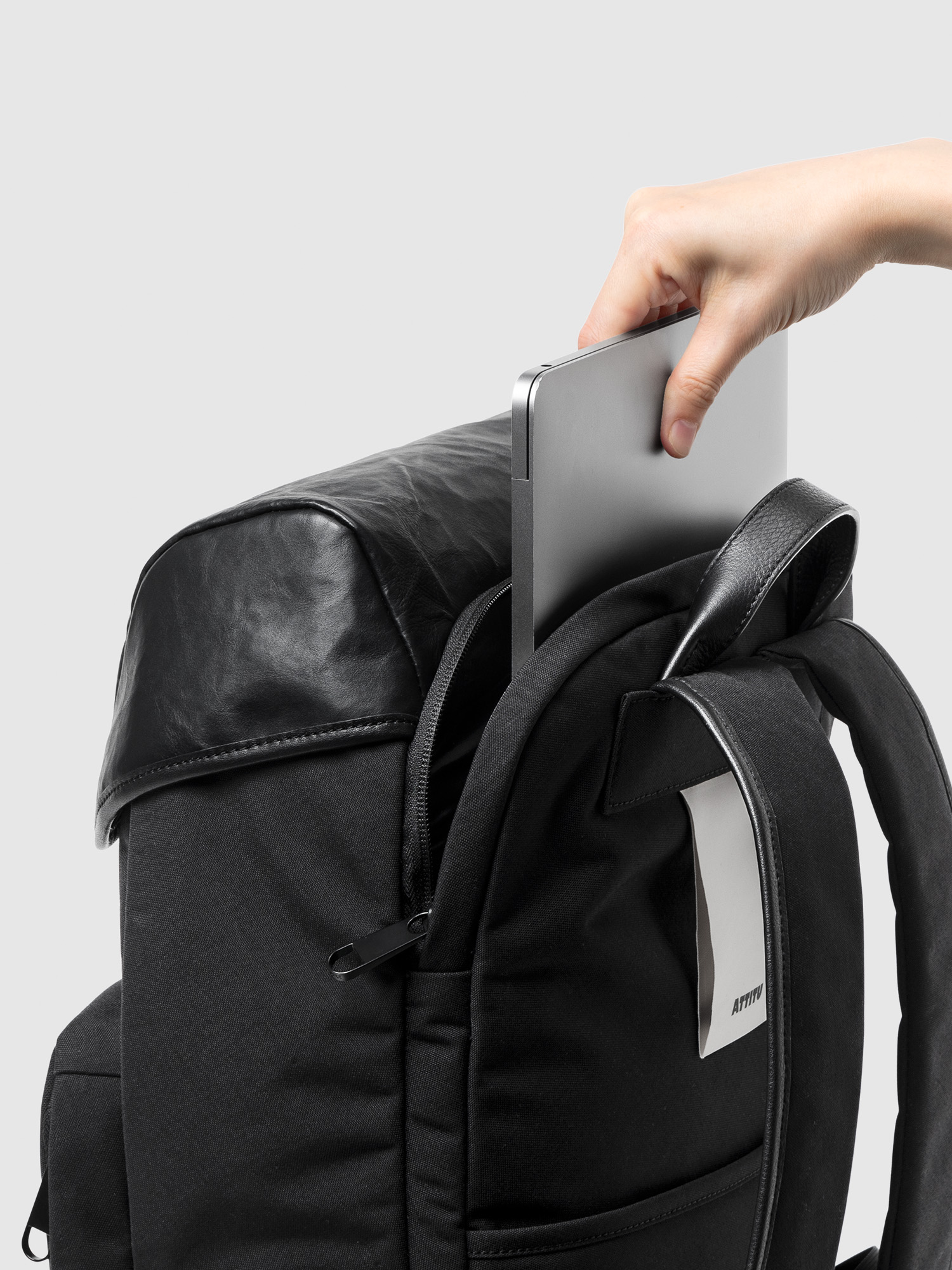 土屋鞄製造所 - 中文官網 - CORDURA®×皮革 方形後背包